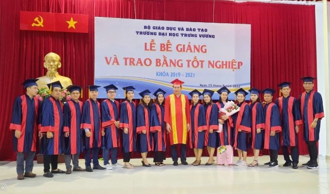 Lễ trao bằng tốt nghiệp cho sinh viên