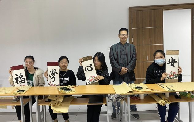 Sinh viên ngành Ngôn ngữ Trung Quốc trong giờ học thư pháp