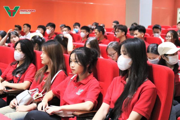 Sinh viên khoa Ngôn ngữ Trung Quốc - ĐH Trưng Vương trải nghiệm thực tế tại doanh nghiệp